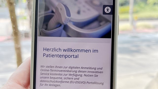 Handy mit Darstellung Patientenportal