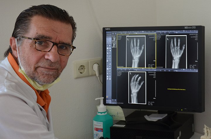 Mann vor Bildschirm 