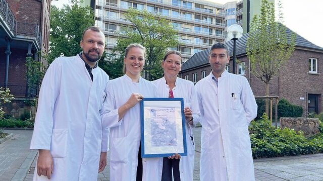 Vier Hauptoperateuer des Endoprothetikzentrums halten Zertifizierungsurkunde hoch