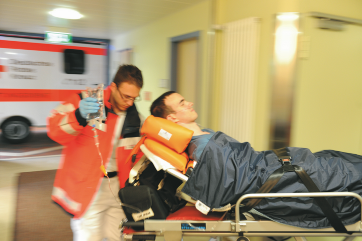 Mann im Notfallbett 