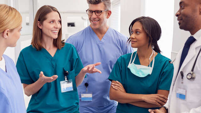 Männer und Frauen eines Krankenhausteams