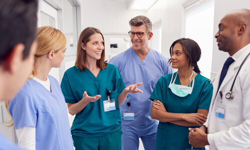 Männer und Frauen eines Krankenhausteams