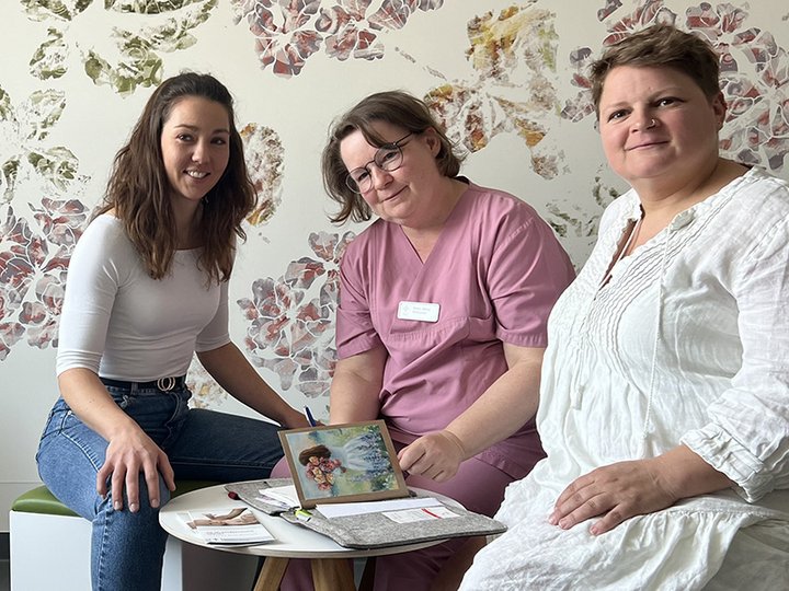Hebammen arbeiten an der Einführung des hebammengeleiteten Kreißsaals