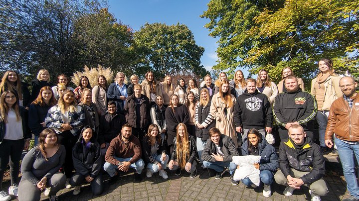 Junge Menschen beginnen ihre Ausbildung in der Pflege