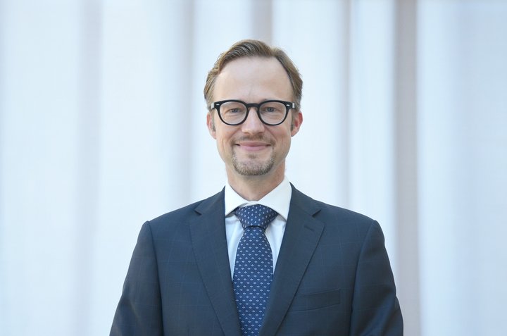Dr. Frank Hartmann