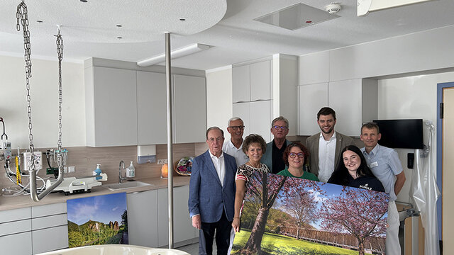 Gruppenbild mit allen Förderern und Unterstützern der Renovierung im Kreißsaal