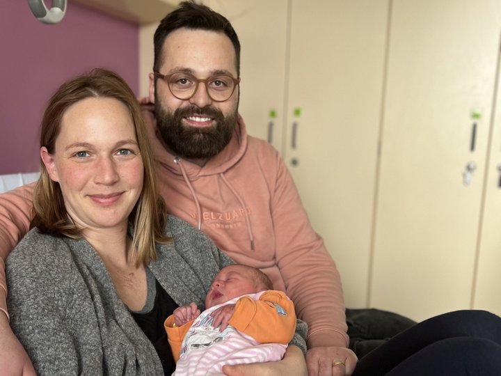 Mann und Frau mir Baby im Arm 