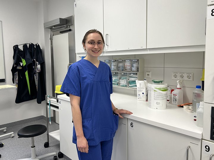 Assistenzärztin steht im Schockraum der Notaufnahme in der Hunsrück Klinik