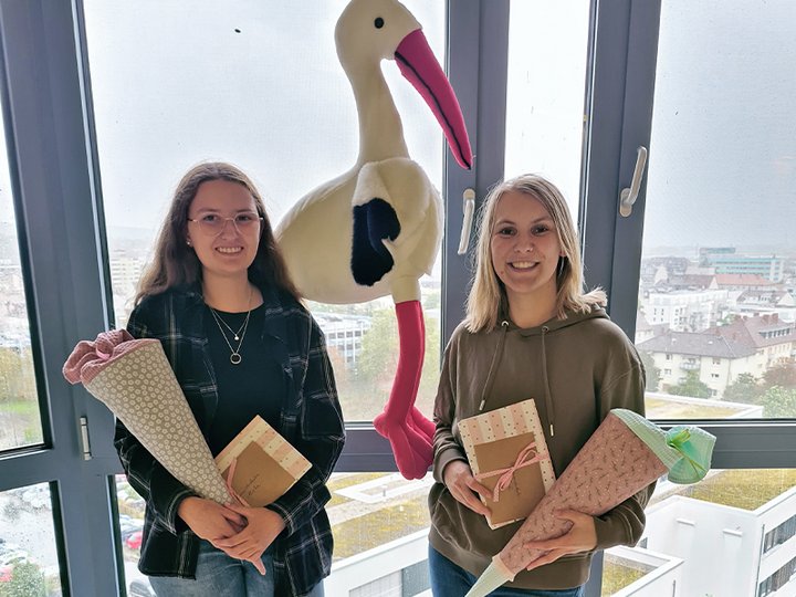 Zwei junge Studentinnen werden mit Schultüten in der Klinik begrüßt