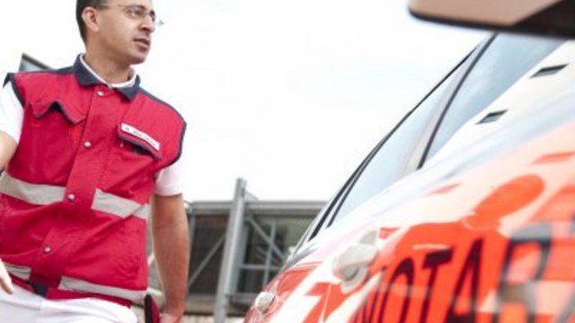 Notarzt steigt in sein Einsatzfahrzeug in Simmern ein