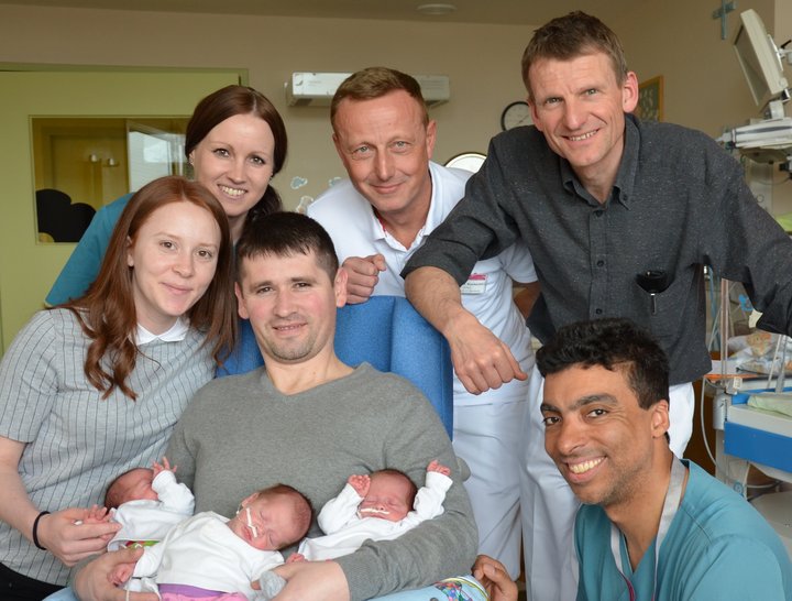 Baby und Menschen auf dem Bild 