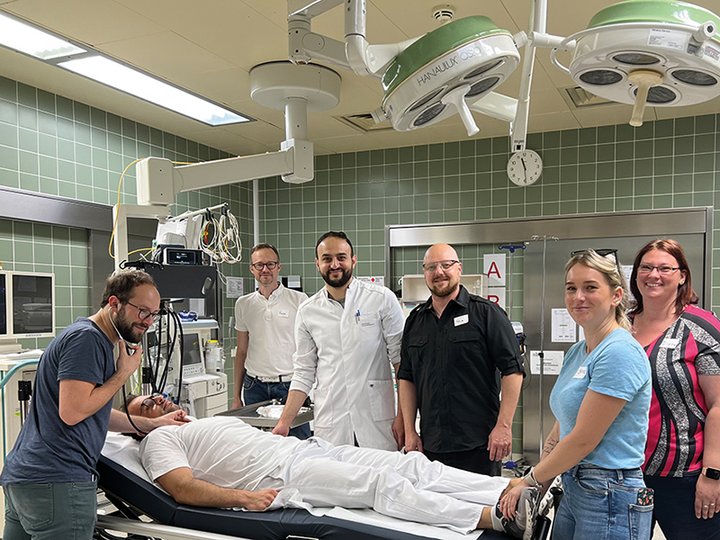 Ärzte und Pflegekräfte behandeln einen Notfallpatienten im Schockraum