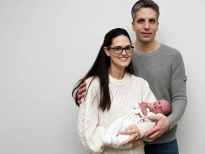 Porträtbild von Mann und Frau mit Baby 