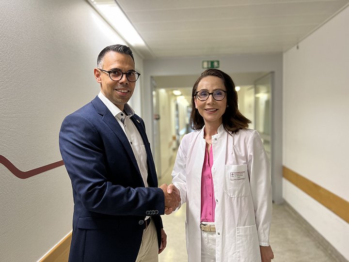 Mann und Frau reichen sich die Hand 
