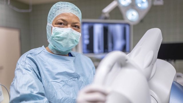 Orthopädin mit Roboterarm Mako