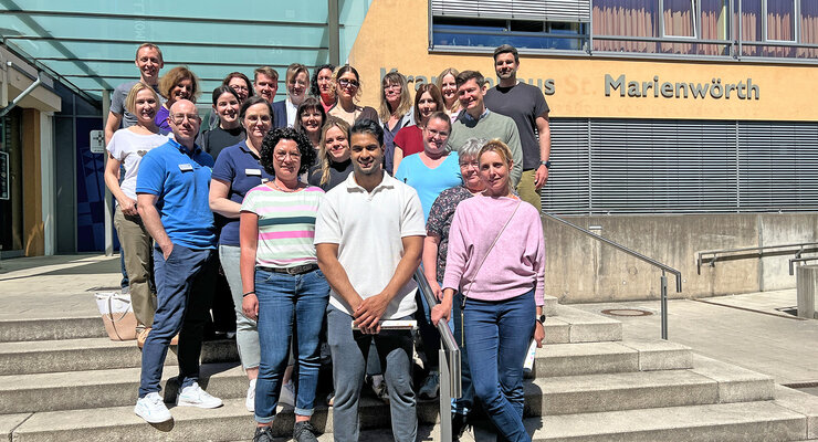 Gruppenbild der Fachabteilung für Plastische Chirurgie vor dem Krankenhaus Standort Mühlenstraße