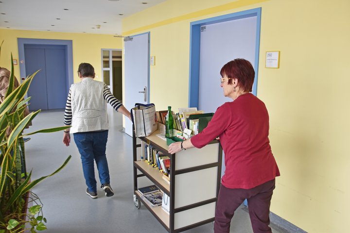 Frauen die Tisch schieben 