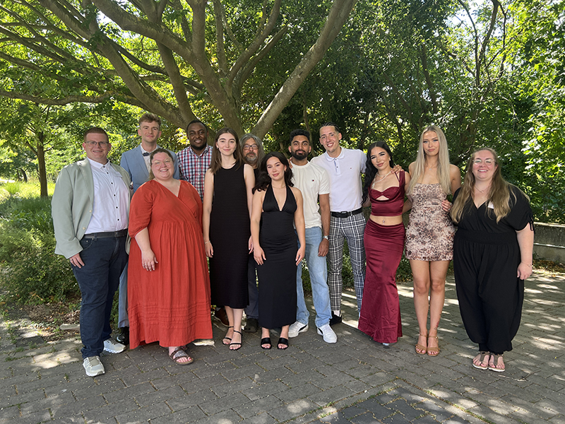 Gruppenfoto von examinierten Pflegefachpersonen mit ihren Praxisanleitern