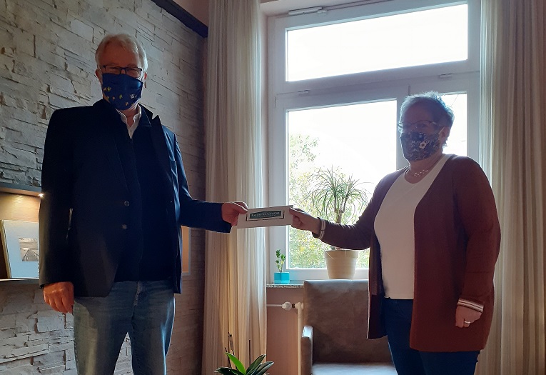 Mann und Frau reichen sich die Hand 