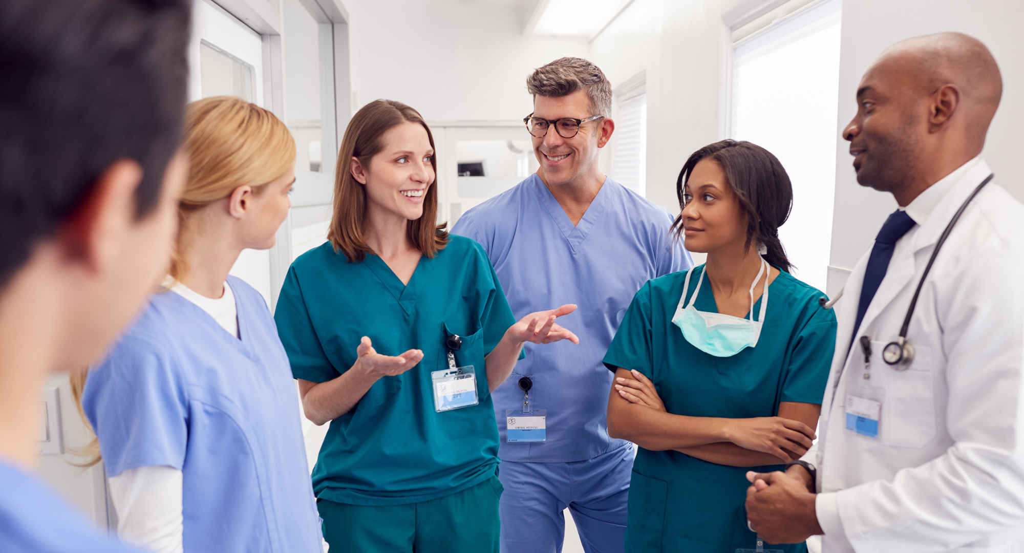 Männer und Frauen eines Krankenhausteams