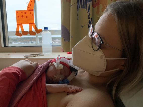 Kind liegt bei seiner Mutter auf dem Bauch