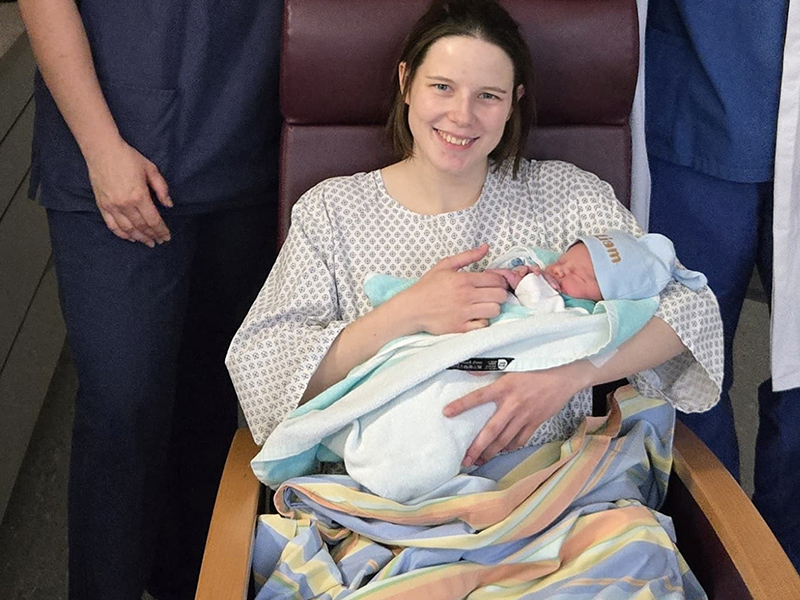 Mutter hält ihr Kind im Arm, das als erstes Baby im neuen Jahr in Bad Kreuznach geboren ist