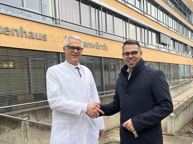 Geschäftsführer der Diakonie Kliniken gibt neuem Chefarzt für Innere Medizin die Hand