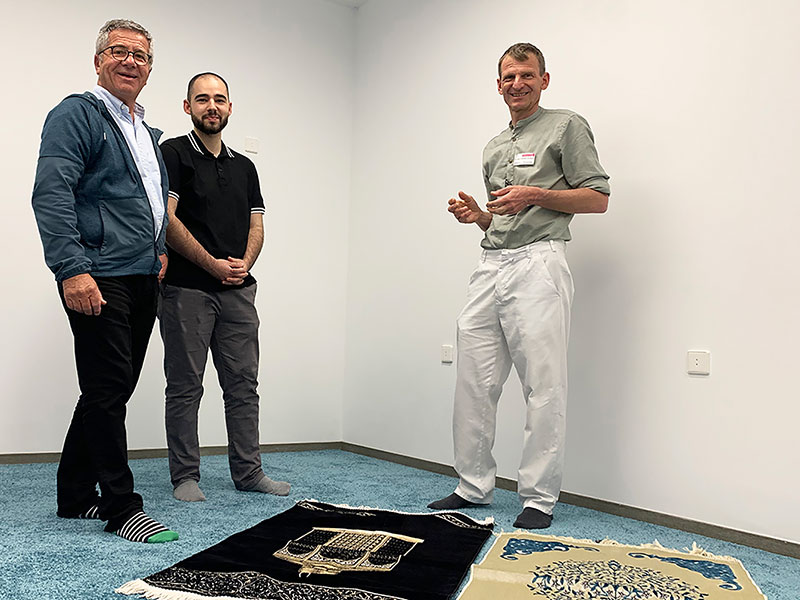 Pfarrer Wolfgang Baumann, Furkan Kutlar und Dr. Christoph von Buch im neuen Gebetsraum im Diakonie Krankenhaus