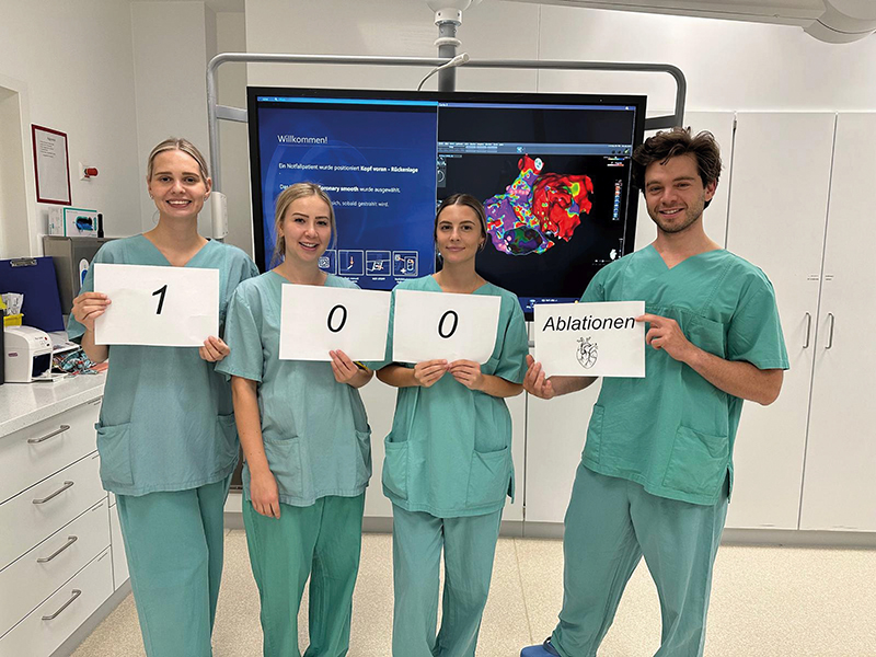 Vier Mitarbeitende der Kardiologie halten Schild mit 100 Ablationen hoch
