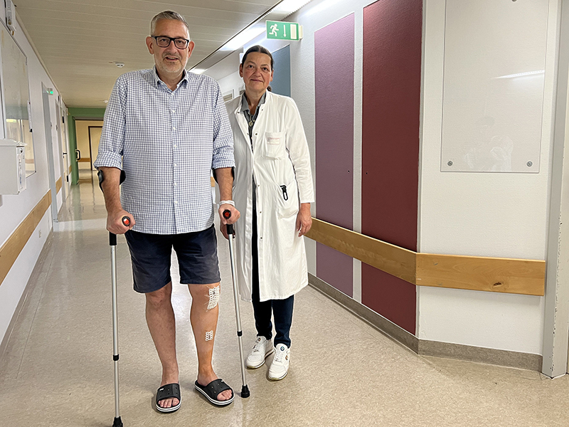 Chefärztin Dr. Dafferner-Franzmann und der 2000. Patient, der mit dem Roboterarm operiert wurde