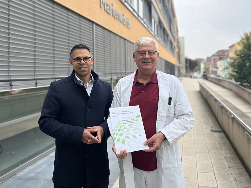 Klinikgeschäftsführer Seidel gratuliert dem Leiter des Brustkrebszentrums, Dr. Heim, zur erneuten Zertifizierung
