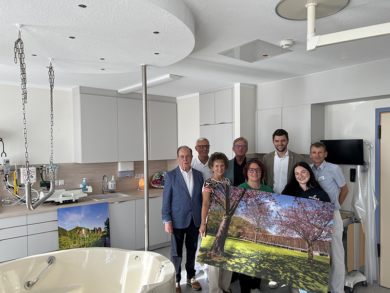 Gruppenbild mit allen Förderern und Unterstützern der Renovierung im Kreißsaal