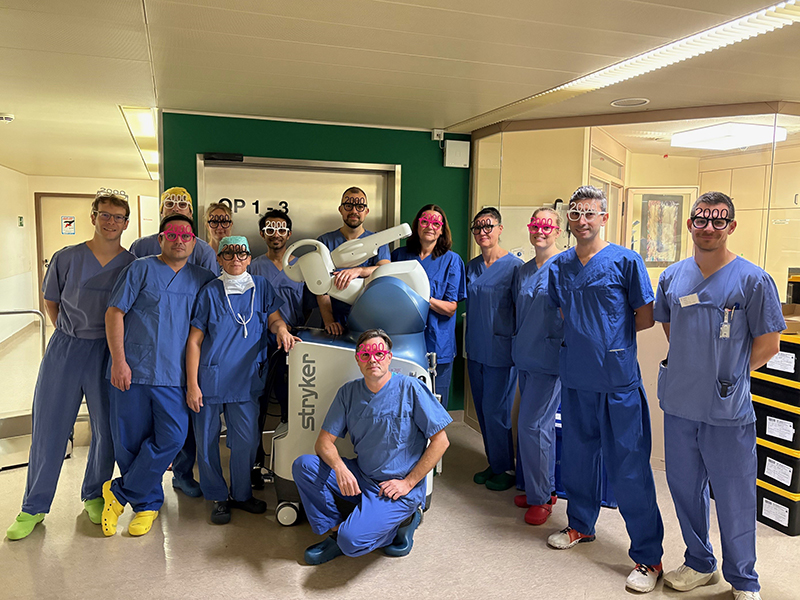 Gruppenbild des OP-Teams der Orthopädie Bad Kreuznach mit Roboterarm MAKO