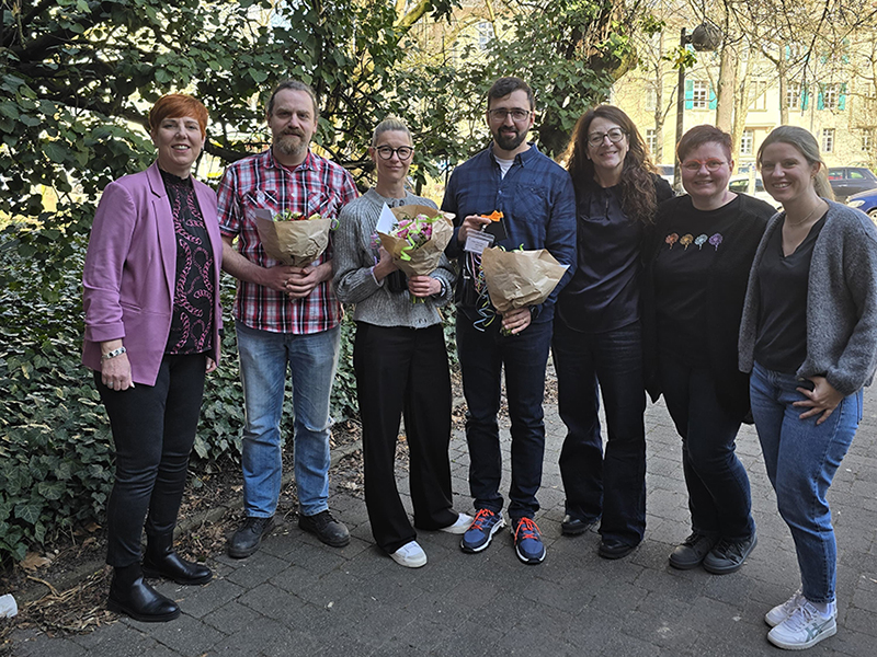 Blumen und Glückwünsche für die drei neuen Fach-Gesundheits- und Krankenpfleger für Intensivpflege und Pflege
