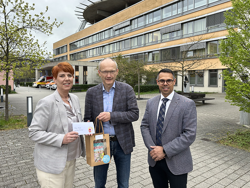Abgeordneter überreicht stellvertretend für alle Mitarbeitenden Ostertüten an Direktorium der Klinik