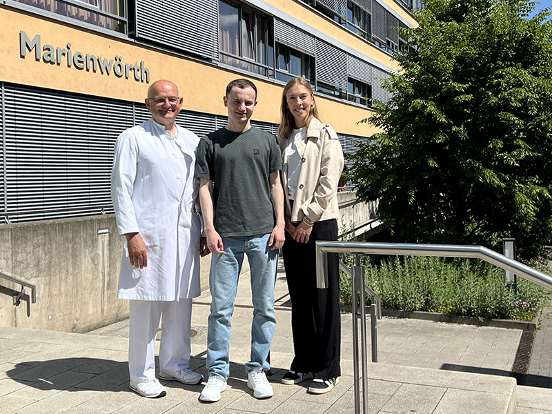 Oberarzt begrüßt zwei Studierende zu ihrem praktischen Jahr