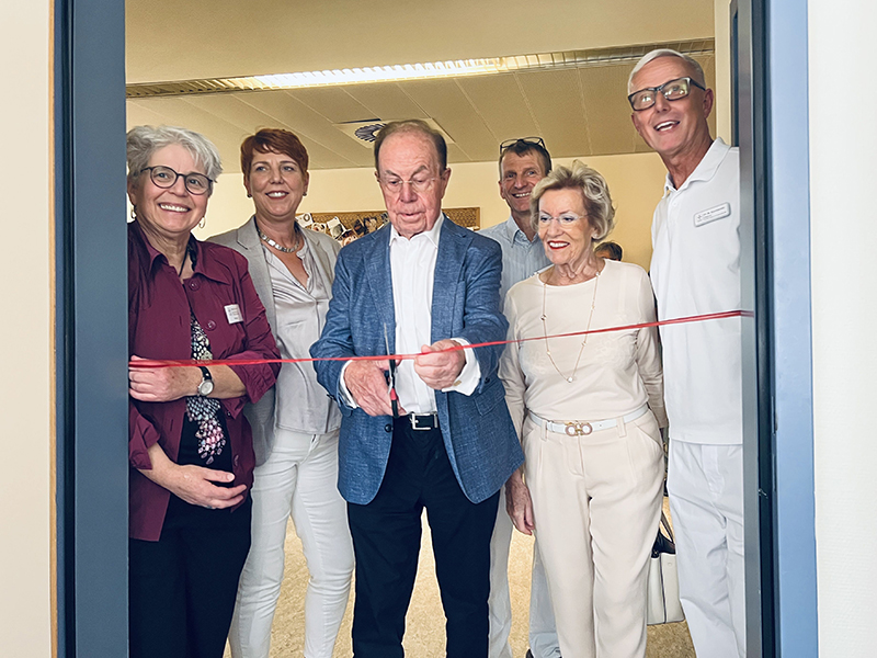 Dr. Karlheinz Ossig und Frau schneiden das rote Band zur Einweihung der Kreißsäle durch