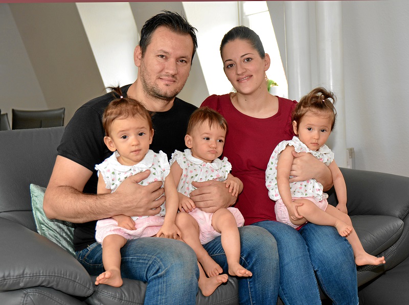 drei Baby und zwei Erwachsene 