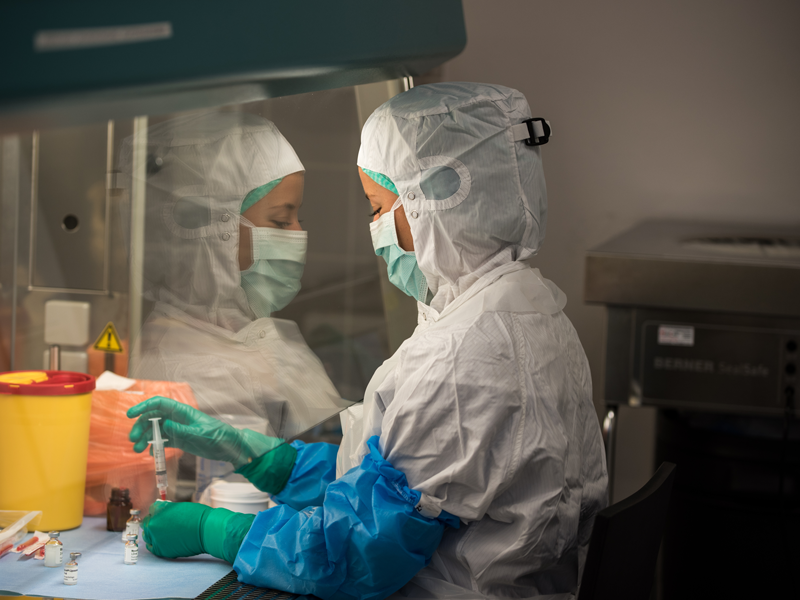 Apothekerin stellt in einem Sicherheitslabor Infusionen für Krebspatienten her