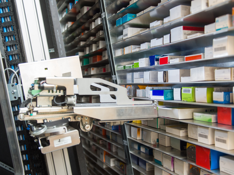 Kommissionierautomat fährt Regale in einer Krankenhausapotheke ab