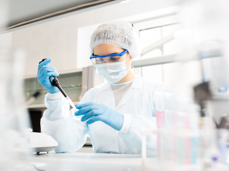Junge Frau mit Pipette im Krankenhaus