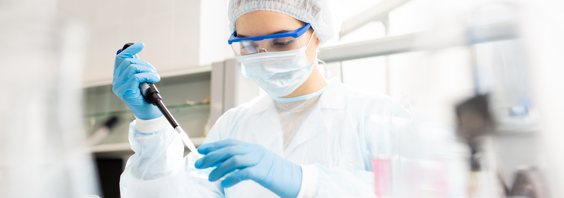 Apothekerin stellt Arzneimittel und Infustionen her
