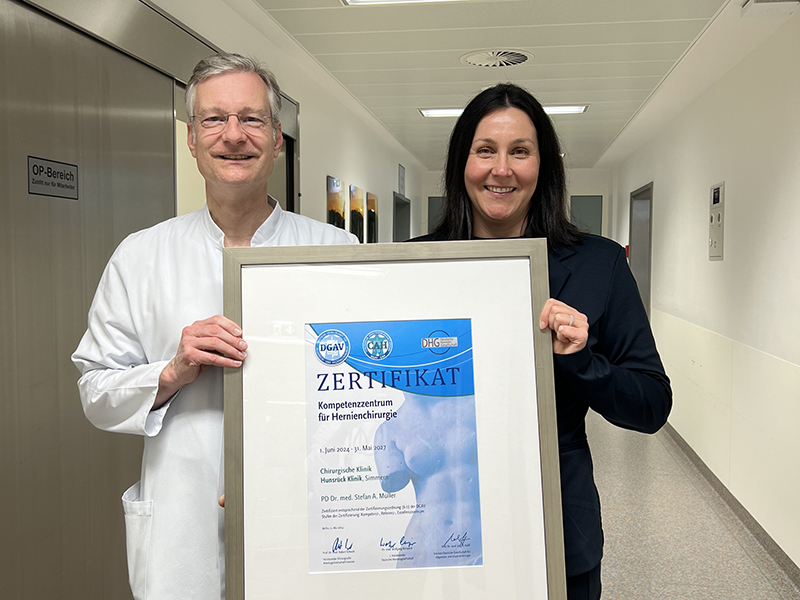 Chefarzt und Krankenhausdirektorin halten das Zertifikat Hernienchirurgie