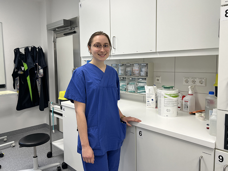 Assistenzärztin steht im Schockraum der Notaufnahme in der Hunsrück Klinik