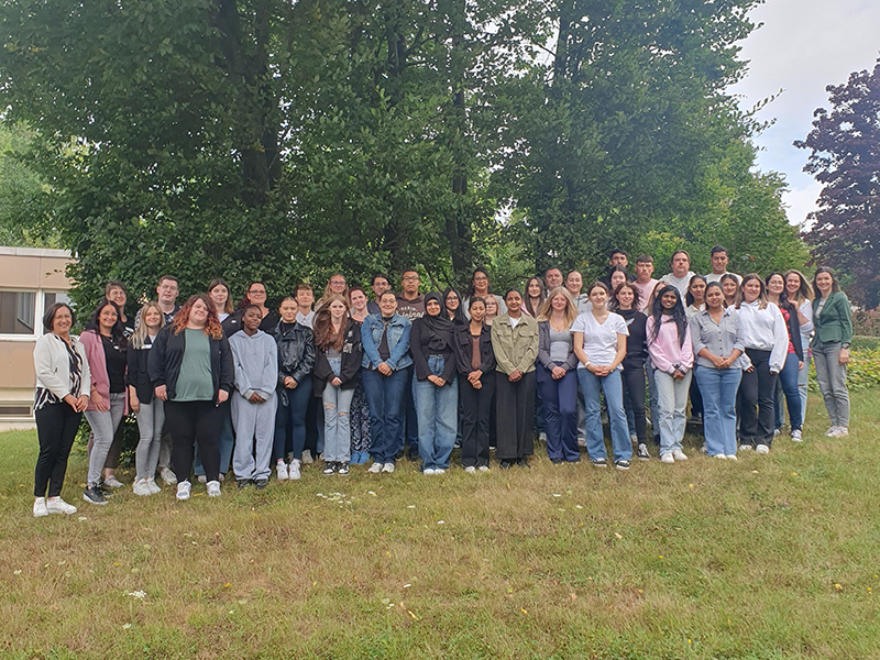 Gruppenfoto der 49 Azubis, die am 1.8. ihre Ausbildung in der Pflege beginnen