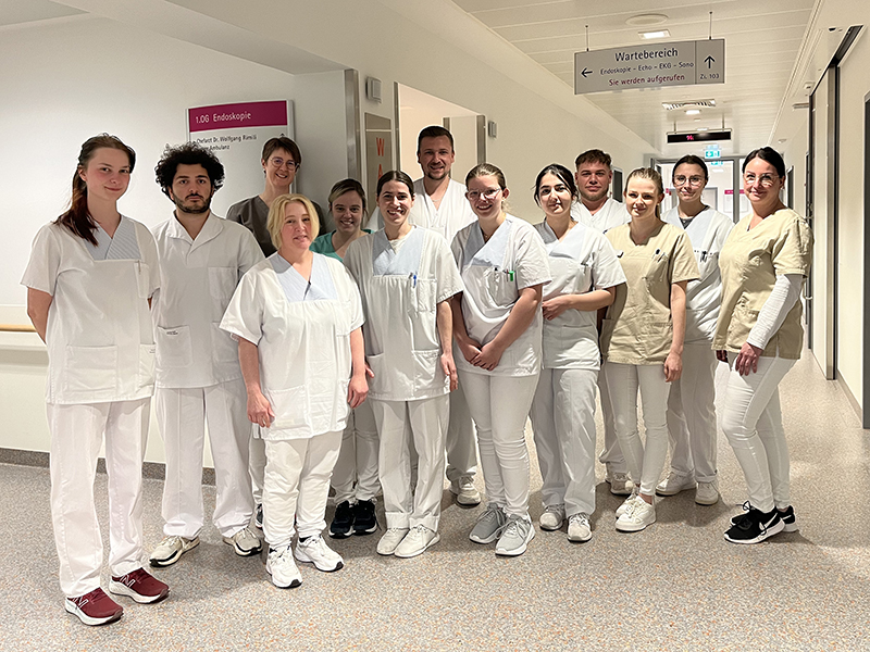 Gruppenfoto mit Pflegeauszubildenden im Krankenhaus