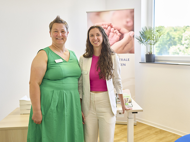 Zwei Hebammen in den Räumen der Hebammenzentrale in Simmern