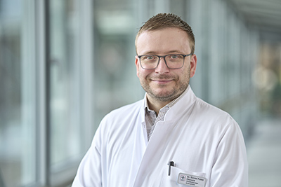 Chirurg im weißen Kittel in der Hunsrück Klinik Simmern