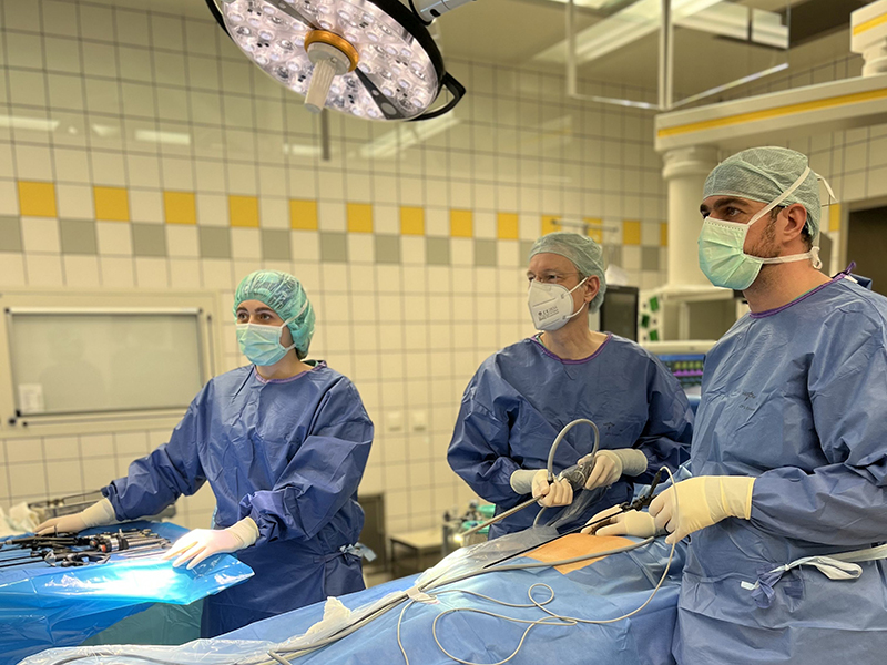 Zwei Chirurgen und ein Assistent bei einer Leisten-OP in der Hunsrück Klinik