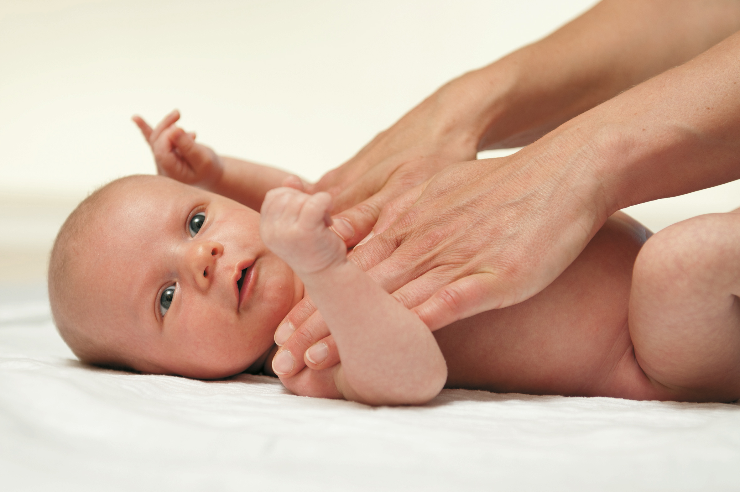 Mutter massiert Baby